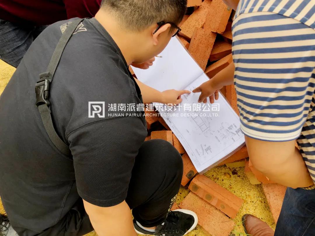 派睿建筑施工交底中.jpg